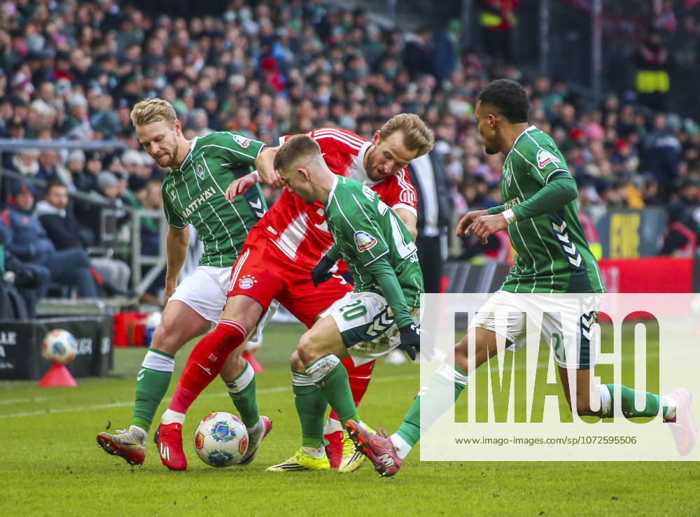 Deutschland: Fussball Bundesliga 2025 2026, 22. Spieltag - SV Werder Bremen vs FC Bayern München - Weserstadion-Stadion (Bremen): Harry Kane (FC Bayern München, 9) Romano Schmid (SV Werder Bremen, 20) Marco Grüll Marco Gruell (SV Werder Bremen, 17) Felix Agu (SV Werder Bremen, 27) Bremen