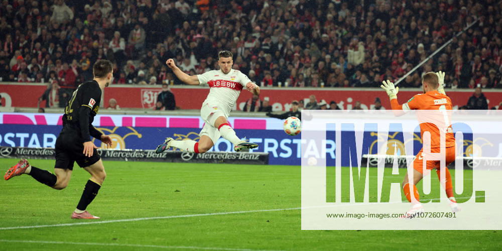 VfB Stuttgart - 1. FC Köln Deutschland, Stuttgart, 14.02.2026, Fussball, Bundesliga, Saison 2025 2026, VfB Stuttgart - 1. FC Köln: v.l. Ermedin Demirovic (VfB Stuttgart), Marvin Schwäbe (1. FC Köln); Tor 1:0 Demirovic.