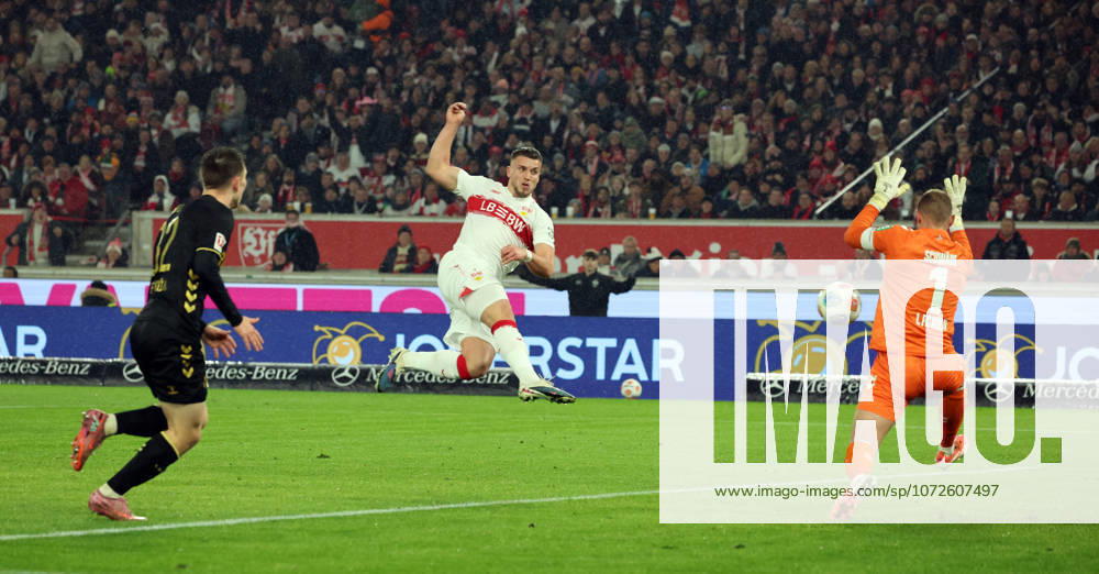 VfB Stuttgart - 1. FC Köln Deutschland, Stuttgart, 14.02.2026, Fussball, Bundesliga, Saison 2025 2026, VfB Stuttgart - 1. FC Köln: v.l. Ermedin Demirovic (VfB Stuttgart), Marvin Schwäbe (1. FC Köln); Tor 1:0 Demirovic.