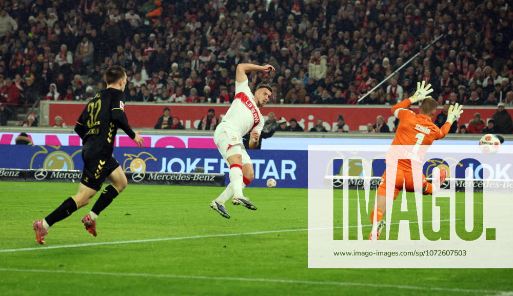 VfB Stuttgart - 1. FC Köln Deutschland, Stuttgart, 14.02.2026, Fussball, Bundesliga, Saison 2025 2026, VfB Stuttgart - 1. FC Köln: v.l. Ermedin Demirovic (VfB Stuttgart), Marvin Schwäbe (1. FC Köln); Tor 1:0 Demirovic.