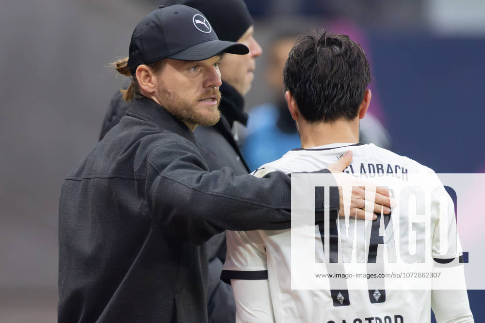 Eintracht Frankfurt - Borussia Mönchengladbach, 1. FBL Auswechslung von Jens Castrop (Borussia Mönchengladbach, 17) durch Trainer Eugen Polanski (Borussia Mönchengladbach). Bundesligaspiel zwischen Eintracht Frankfurt und Borussia Mönchengladbach am 14. Februar 2026 im Deutsche Bank Park in Frankfurt am Main., Frankfurt am Main Hessen Deutschland Deutsche Bank Park