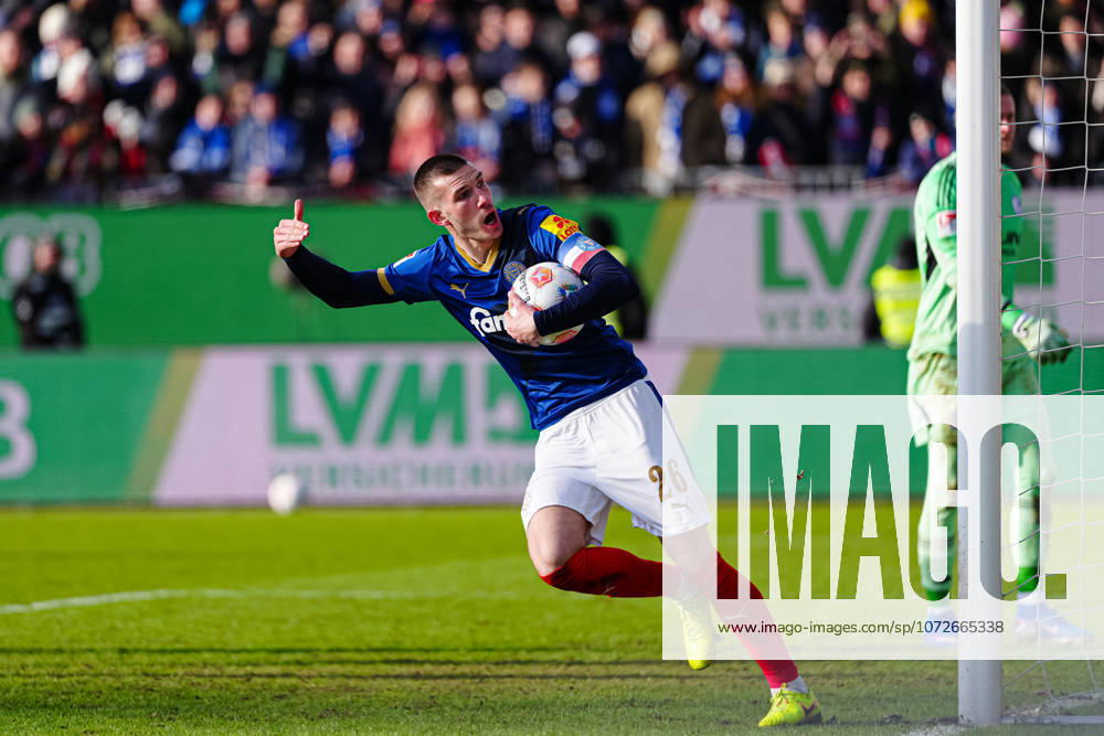Torjubel nach Tor zum 1:2 per Elfmeter Strafstoss David Zec (Holstein Kiel, 26) GER, Holstein Kiel vs. FC Schalke 04, Fussball, 2. Bundesliga, Spieltag 22, Saison 2025 2026, 15.02.2026 DFL REGULATIONS PROHIBIT ANY USE OF PHOTOGRAPHS AS IMAGE SEQUENCES AND OR QUASI-VIDEO GER, Holstein Kiel vs. FC Schalke 04, Fussball, 2. Bundesliga, Spieltag 22, Saison 2025 2026, 15.02.2026 Kiel
