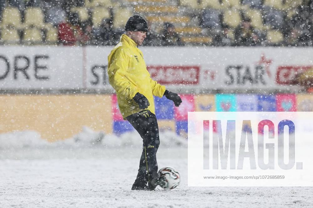STVV s players pictured in action during the warming-up for a soccer match between Sint-Truidense V.V. and Zulte Waregem, Sunday 15 February 2026 in Sint-Truiden, on day 25 of the 2025-2026 Jupiler Pro League first division of the Belgian championship. BRUNOxFAHY x163641549x
