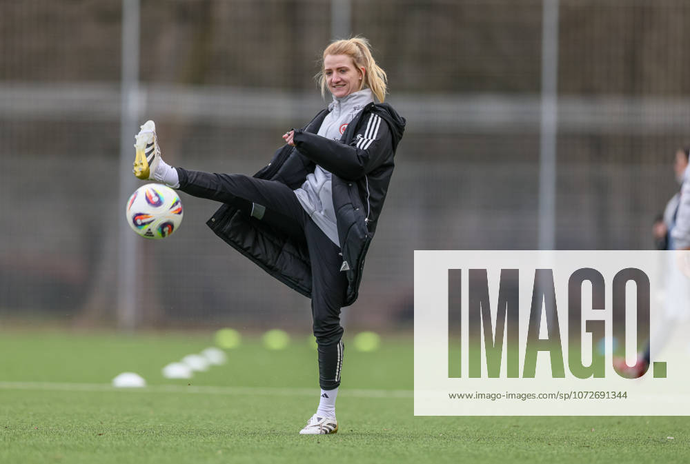 GER, Frankfurt, Eintracht Frankfurt II vs FSV Mainz 05, 2. Frauen Bundesliga, Fussball, DFB, Spielzeit 2025 2026, Stadion am Brentanobad, 17. Spieltag im Bild: Kim Fellhauer (Trainerin Eintracht Frankfurt Frauen II) DFB DFL REGULATIONS PROHIBIT ANY USE OF PHOTOGRAPHS AS IMAGE SEQUENCES AND OR QUASI-VIDEO
