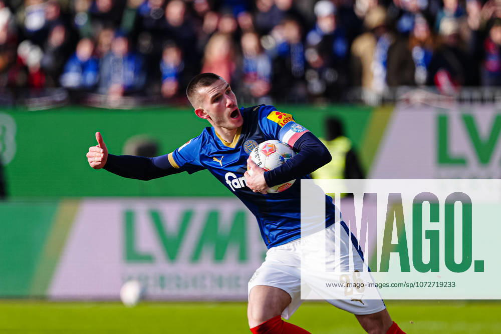 Torjubel nach Tor zum 1:2 per Elfmeter Strafstoss David Zec (Holstein Kiel, 26) GER, Holstein Kiel vs. FC Schalke 04, Fussball, 2. Bundesliga, Spieltag 22, Saison 2025 2026, 15.02.2026 DFL REGULATIONS PROHIBIT ANY USE OF PHOTOGRAPHS AS IMAGE SEQUENCES AND OR QUASI-VIDEO GER, Holstein Kiel vs. FC Schalke 04, Fussball, 2. Bundesliga, Spieltag 22, Saison 2025 2026, 15.02.2026 Kiel