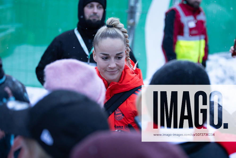 Deutschland: Fußball Google Pixel Frauen-Bundesliga, 18. Spieltag - SV Werder Bremen vs FC Bayern München - Weserstadion Platz 11 (Bremen) Spielabsage wegen Unbespielbarkeit des Platzes, Porträt Porträtfoto Portrat Symbolfoto Giulia Gwinn (Bayern München, 7)