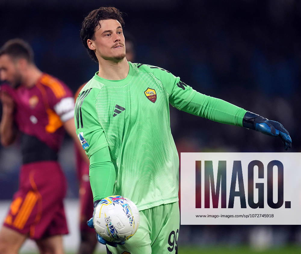 SSC Napoli v AS Roma - Serie A. Mile Svilar of AS Roma during the serie Serie A Enilive match between SSC Napoli and AS Roma at Stadio Diego Armando Maradona on February 15, 2026 in Naples, Italy Naples Stadio Diego Armando Maradona Naples Italy