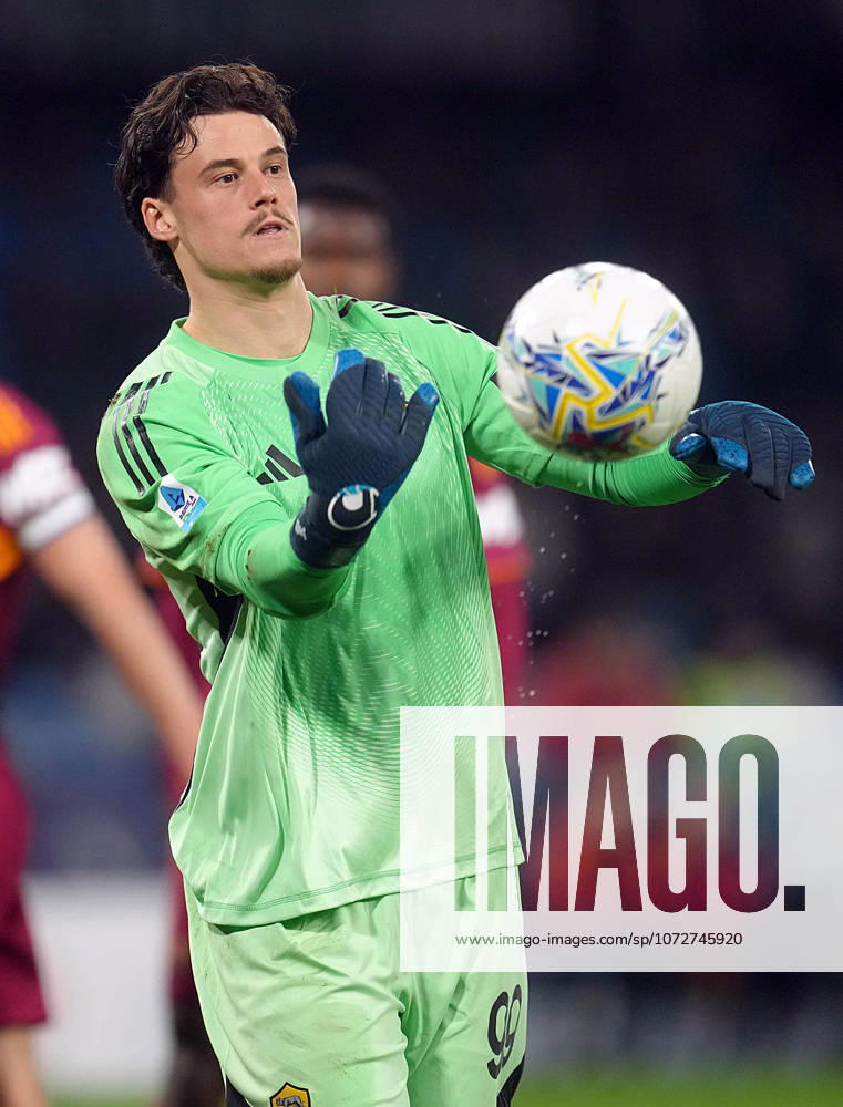 SSC Napoli v AS Roma - Serie A. Mile Svilar of AS Roma during the serie Serie A Enilive match between SSC Napoli and AS Roma at Stadio Diego Armando Maradona on February 15, 2026 in Naples, Italy Naples Stadio Diego Armando Maradona Naples Italy