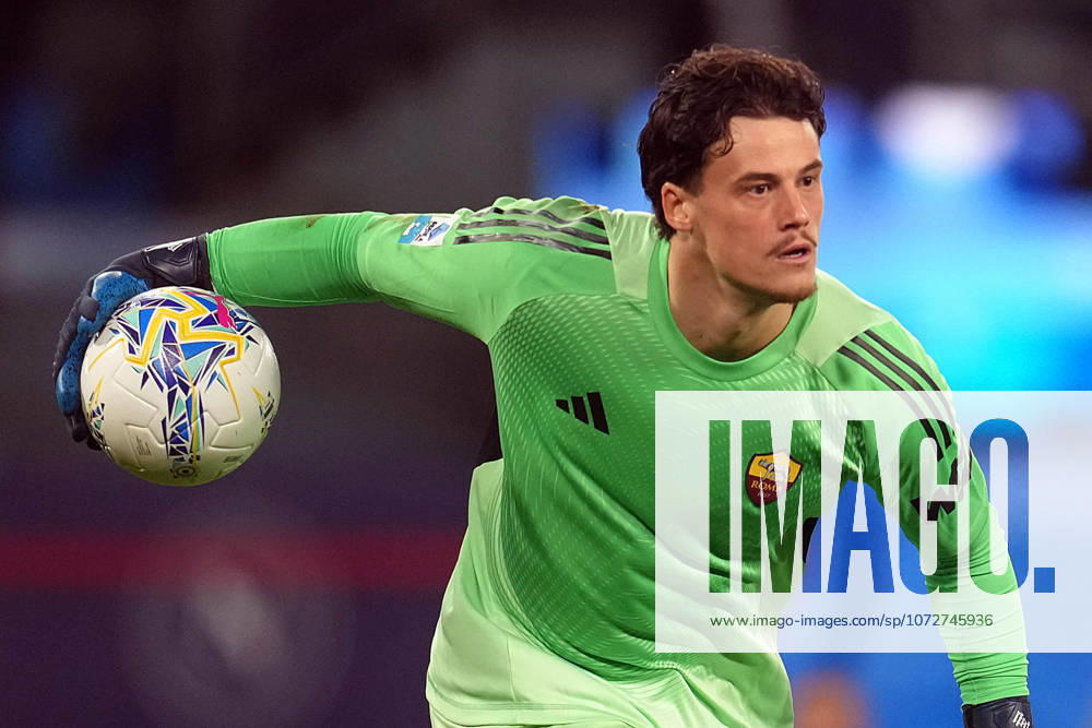 SSC Napoli v AS Roma - Serie A. Mile Svilar of AS Roma during the serie Serie A Enilive match between SSC Napoli and AS Roma at Stadio Diego Armando Maradona on February 15, 2026 in Naples, Italy Naples Stadio Diego Armando Maradona Naples Italy