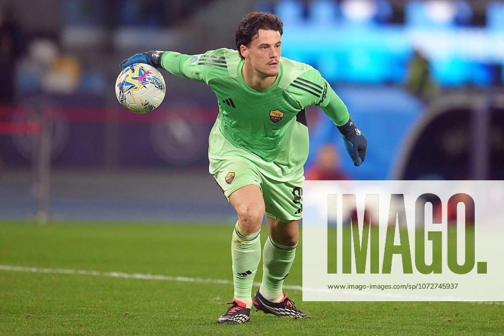 SSC Napoli v AS Roma - Serie A. Mile Svilar of AS Roma during the serie Serie A Enilive match between SSC Napoli and AS Roma at Stadio Diego Armando Maradona on February 15, 2026 in Naples, Italy Naples Stadio Diego Armando Maradona Naples Italy