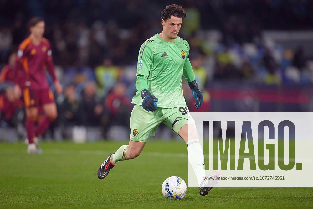 SSC Napoli v AS Roma - Serie A. Mile Svilar of AS Roma during the serie Serie A Enilive match between SSC Napoli and AS Roma at Stadio Diego Armando Maradona on February 15, 2026 in Naples, Italy Naples Stadio Diego Armando Maradona Naples Italy