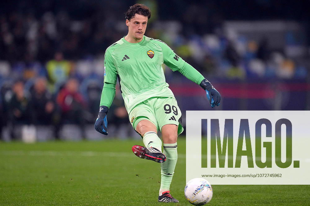 SSC Napoli v AS Roma - Serie A. Mile Svilar of AS Roma during the serie Serie A Enilive match between SSC Napoli and AS Roma at Stadio Diego Armando Maradona on February 15, 2026 in Naples, Italy Naples Stadio Diego Armando Maradona Naples Italy