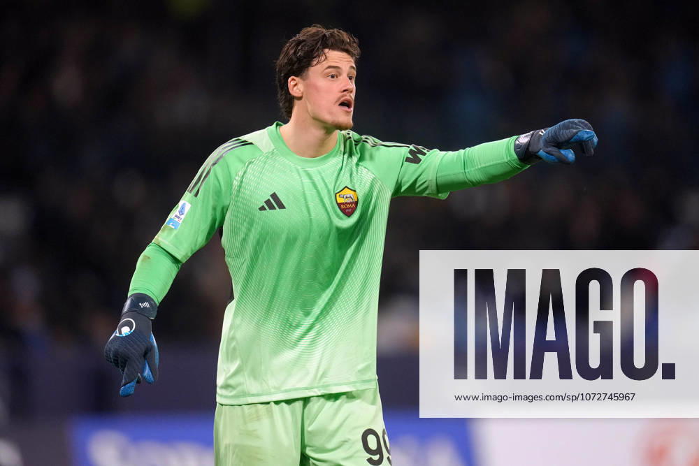 SSC Napoli v AS Roma - Serie A. Mile Svilar of AS Roma during the serie Serie A Enilive match between SSC Napoli and AS Roma at Stadio Diego Armando Maradona on February 15, 2026 in Naples, Italy Naples Stadio Diego Armando Maradona Naples Italy