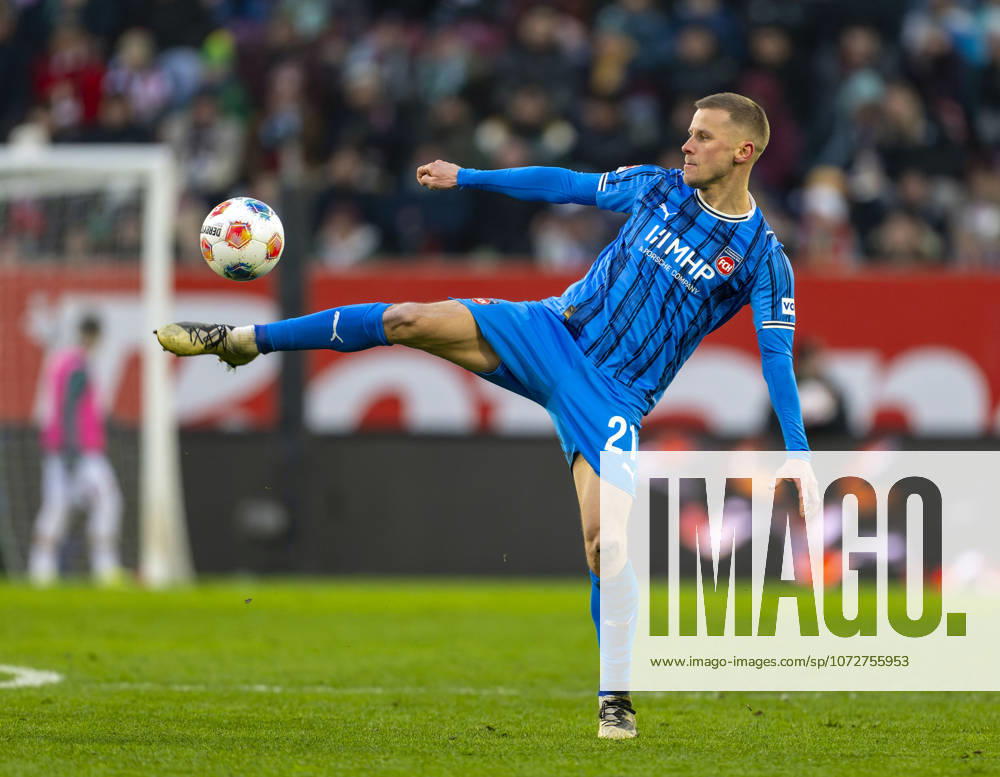 Fussball 1. Bundesliga 2025 2026, 22.Spieltag, FC Augsburg - 1.FC Heidenheim, in der WWK-Arena Augsburg. Adrian Beck (1. FC Heidenheim 1846) am Ball