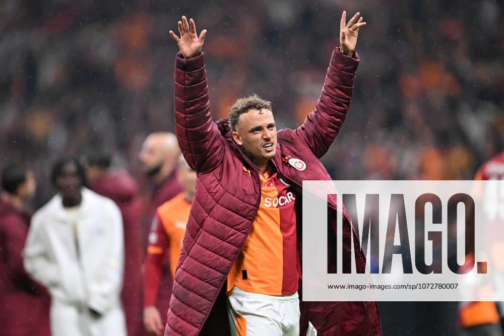 Galatasaray v Juventus - UEFA Champions League ISTANBUL, TURKIYE - FEBRUARY 17: Galatasaray player Noa Lang (77) celebrates with supporters after his team’s 5-2 victory in the UEFA Champions League Round of 16 play-off first leg match between Galatasaray and Juventus at RAMS Park in Istanbul, Turkiye, on February 17, 2026. Isa Terli Anadolu Istanbul Turkey. Editorial use only. Please get in touch for any other usage.