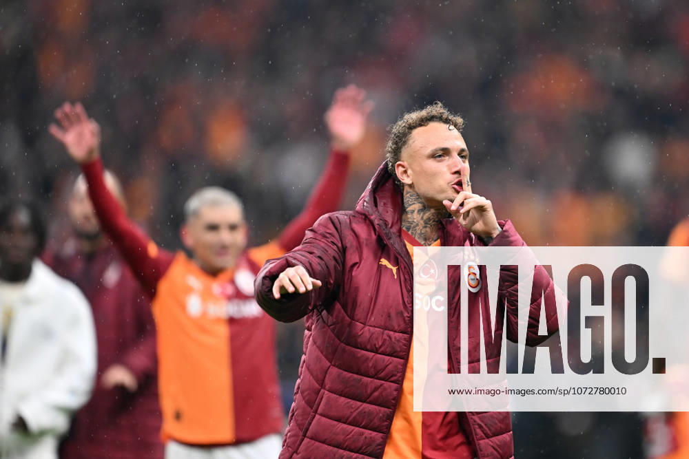 Galatasaray v Juventus - UEFA Champions League ISTANBUL, TURKIYE - FEBRUARY 17: Galatasaray player Noa Lang (77) celebrates with supporters after his team’s 5-2 victory in the UEFA Champions League Round of 16 play-off first leg match between Galatasaray and Juventus at RAMS Park in Istanbul, Turkiye, on February 17, 2026. Isa Terli Anadolu Istanbul Turkey. Editorial use only. Please get in touch for any other usage.