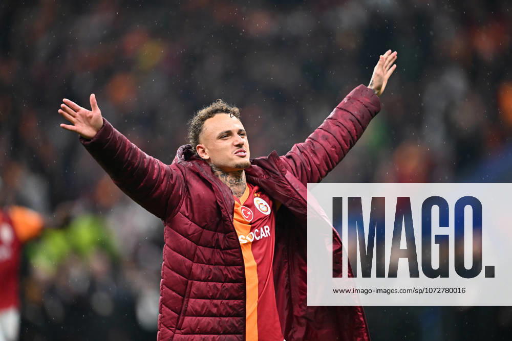 Galatasaray v Juventus - UEFA Champions League ISTANBUL, TURKIYE - FEBRUARY 17: Galatasaray player Noa Lang (77) celebrates with supporters after his team’s 5-2 victory in the UEFA Champions League Round of 16 play-off first leg match between Galatasaray and Juventus at RAMS Park in Istanbul, Turkiye, on February 17, 2026. Isa Terli Anadolu Istanbul Turkey. Editorial use only. Please get in touch for any other usage.