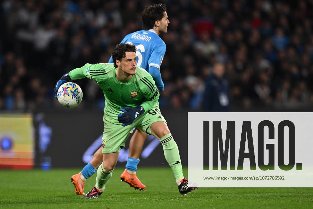 SSC Napoli v AS Roma - Serie A Mile Svilar of A.S. Roma plays during the 25th day of the Serie A Championship between S.S.C. Napoli and A.S. Roma at the Diego Armando Maradona Stadium in Naples, Italy, on February 15, 2026. Naples Italy