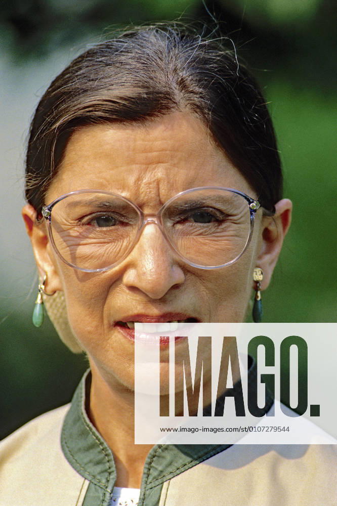 IMAGO ICONS: Ruth Bader Ginsburg Berühmte Feministinnen, Ruth Bader Ginsburg Washington, DC. USA, August 3, 1993 Newly confirmed by the Senate Judiciary committee Ruth Bader Ginsburg Associate Justice of the Supreme Court speaks to the news media in the Rose Garden of the White House