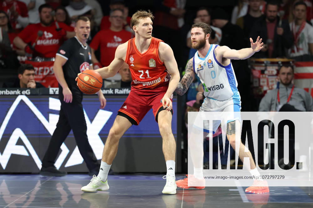 Justuz Hollatz (FC Bayern Basketball, 21) mit Logan Johnson (Skyliners Frankfurt, 00), GER, FC Bayern Basketball vs. Skyliners Frankfurt, Basketball, easycredit Basketball Bundesliga, 21. Spieltag, Saison 2025 2026, 17.02.2026, GER, FC Bayern Basketball vs. Skyliners Frankfurt, Basketball, easycredit Basketball Bundesliga, 21. Spieltag, Saison 2025 2026, 17.02.2026 Muenchen