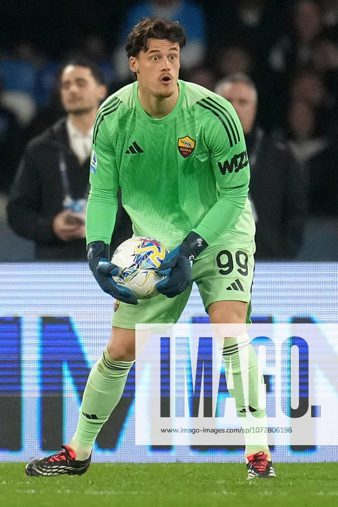 SSC Napoli v AS Roma - Serie A. Mile Svilar of AS Roma during the serie Serie A Enilive match between SSC Napoli and AS Roma at Stadio Diego Armando Maradona on February 15, 2026 in Naples, Italy Naples Stadio Diego Armando Maradona Naples Italy