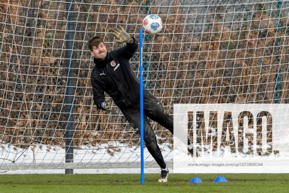 Ben Voll ( Pauli ) am Ball Deutschland , Hamburg , Trainingsgelände an der Kollaustrasse , Fussball , 1. Bundesliga , Training des FC St Pauli