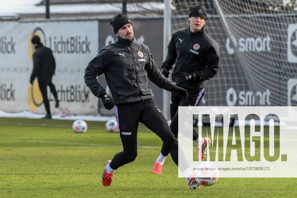 Connor Metcalfe ( Pauli ) am Ball Deutschland , Hamburg , Trainingsgelände an der Kollaustrasse , Fussball , 1. Bundesliga , Training des FC St Pauli