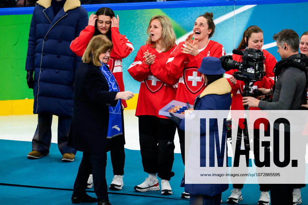 Lara Stalder and Kaleigh Quennec of Switzerland celebrate as they are handed their bronze medals at the medal ceremony after the women s Ice hockey, Eishockey final game between USA and Canada during day 13 of the 2026 Winter Olympics on February 19, 2026 in Milan. Photo: Carl Sandin BILDBYRAN kod CS EW0643 ishockey ice hockey Olympic Games, Olympische Spiele, Olympia, OS olympics winter olympics os ol olympiska spel vinter-os olympiske leker milano cortina 2026 milan cortina 2026 milano cortina 2026 olympic games milano cortina 2026 winter olympic games milano cortina-os milano cortina-ol vinter-ol 13 bbeng dam usa kanada canada final jubel brons