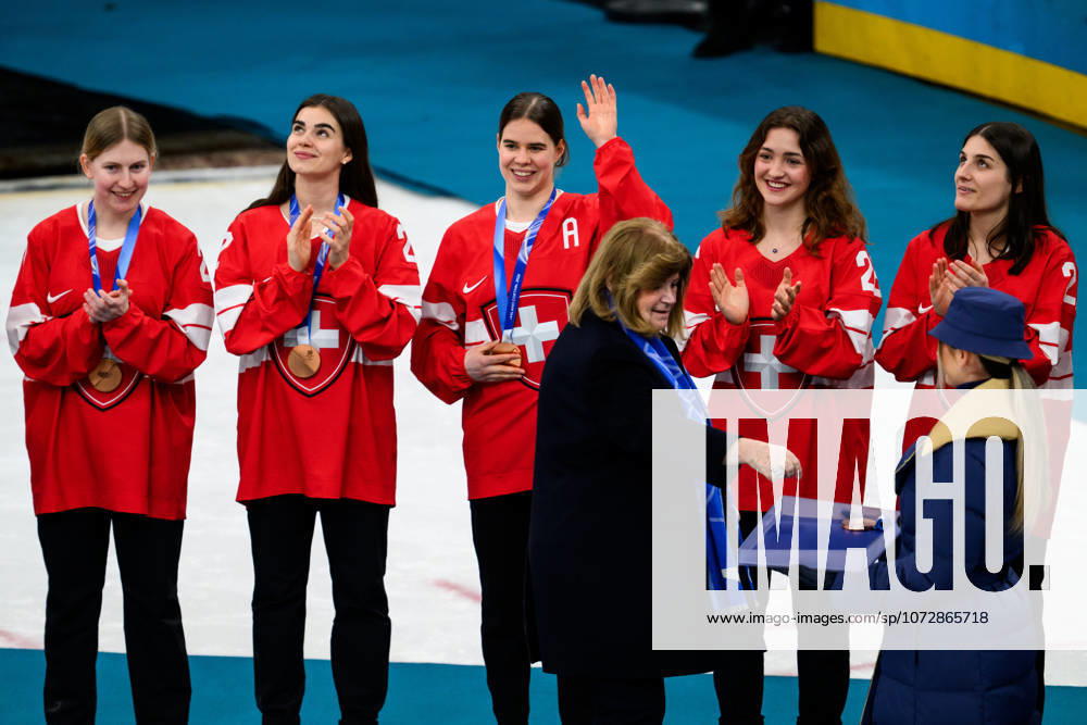 Alina Muller of Switzerland celebrates as she is handed her bronze medal at the medal ceremony after the women s Ice hockey, Eishockey final game between USA and Canada during day 13 of the 2026 Winter Olympics on February 19, 2026 in Milan. Photo: Carl Sandin BILDBYRAN kod CS EW0643 ishockey ice hockey Olympic Games, Olympische Spiele, Olympia, OS olympics winter olympics os ol olympiska spel vinter-os olympiske leker milano cortina 2026 milan cortina 2026 milano cortina 2026 olympic games milano cortina 2026 winter olympic games milano cortina-os milano cortina-ol vinter-ol 13 bbeng dam usa kanada canada final