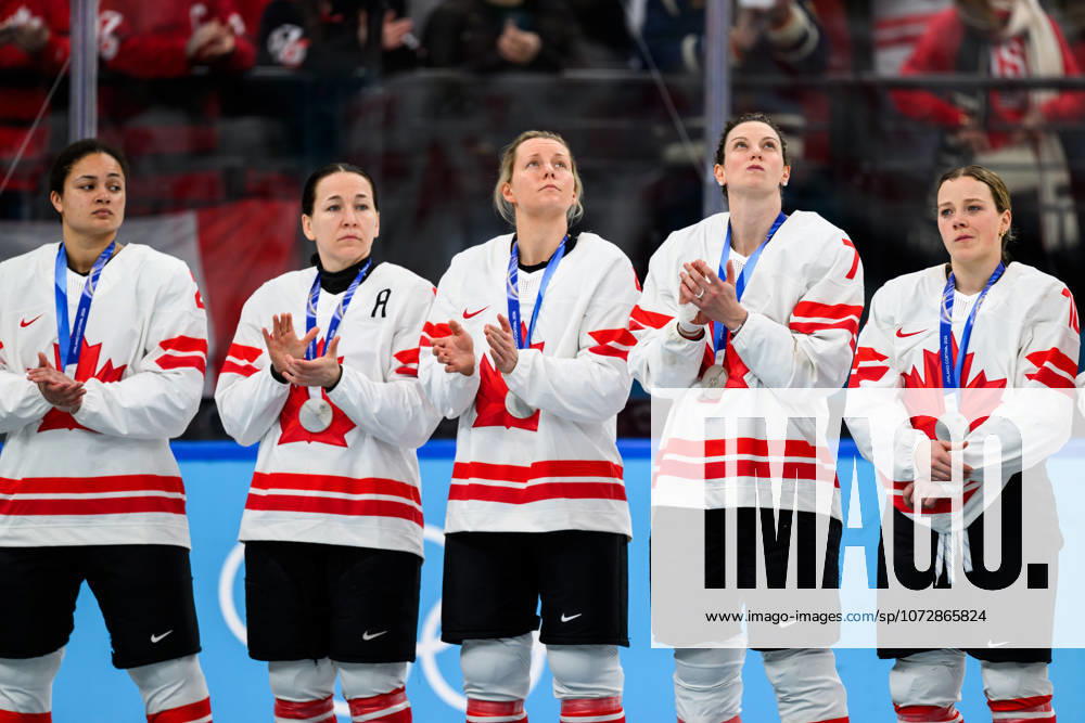 Players of Canada look dejected at the medal ceremony after the women s Ice hockey, Eishockey final game between USA and Canada during day 13 of the 2026 Winter Olympics on February 19, 2026 in Milan. Photo: Emma Wallskog BILDBYRAN kod EW EW0643 ishockey ice hockey Olympic Games, Olympische Spiele, Olympia, OS olympics winter olympics os ol olympiska spel vinter-os olympiske leker milano cortina 2026 milan cortina 2026 milano cortina 2026 olympic games milano cortina 2026 winter olympic games milano cortina-os milano cortina-ol vinter-ol 13 bbeng dam usa kanada canada final depp