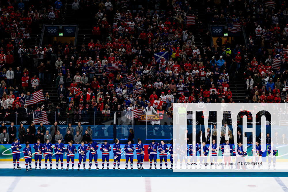 Team USA with their gold medals at the medal ceremony after the women s Ice hockey, Eishockey final game between USA and Canada during day 13 of the 2026 Winter Olympics on February 19, 2026 in Milan. Photo: Carl Sandin BILDBYRAN kod CS EW0643 ishockey ice hockey Olympic Games, Olympische Spiele, Olympia, OS olympics winter olympics os ol olympiska spel vinter-os olympiske leker milano cortina 2026 milan cortina 2026 milano cortina 2026 olympic games milano cortina 2026 winter olympic games milano cortina-os milano cortina-ol vinter-ol 13 bbeng dam usa kanada canada final jubel gold guld