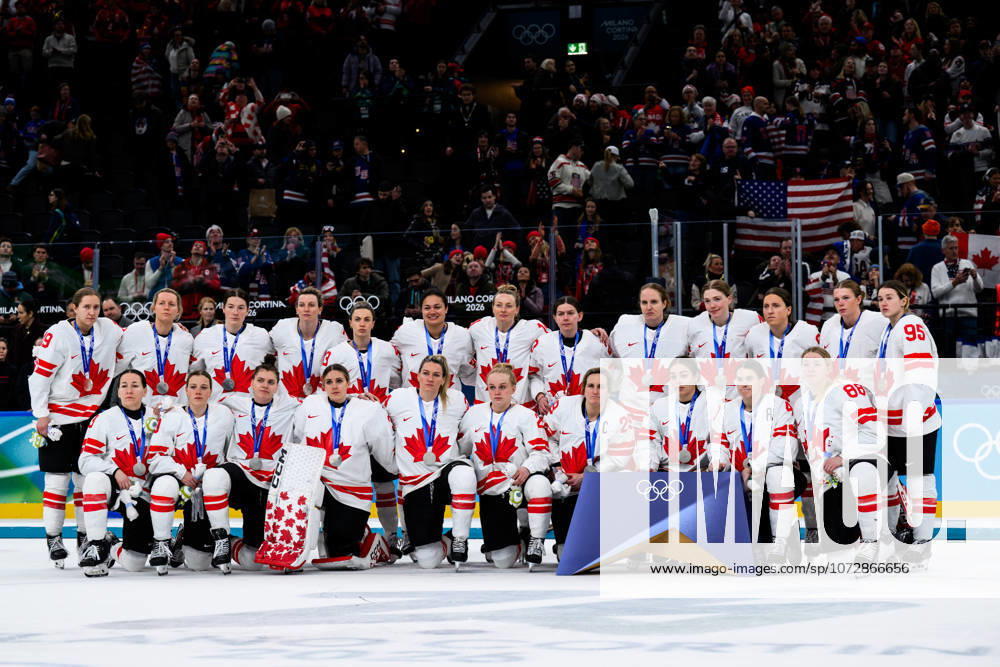 Team Canada with their silver medals after the women s Ice hockey, Eishockey final game between USA and Canada during day 13 of the 2026 Winter Olympics on February 19, 2026 in Milan. Photo: Emma Wallskog BILDBYRAN kod EW EW0643 ishockey ice hockey Olympic Games, Olympische Spiele, Olympia, OS olympics winter olympics os ol olympiska spel vinter-os olympiske leker milano cortina 2026 milan cortina 2026 milano cortina 2026 olympic games milano cortina 2026 winter olympic games milano cortina-os milano cortina-ol vinter-ol 13 bbeng dam usa kanada canada final