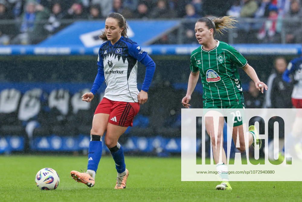V.li.: Camilla Linberg (Hamburger SV, HSV, 47) und Juliane Wirtz (SV Werder Bremen, 28) im Zweikampf, Duell, Dynamik, Aktion, Action, Spielszene, DIE DFB-RICHTLINIEN UNTERSAGEN JEGLICHE NUTZUNG VON FOTOS ALS SEQUENZBILDER UND ODER VIDEOÄHNLICHE FOTOSTRECKEN. DFB REGULATIONS PROHIBIT ANY USE OF PHOTOGRAPHS AS IMAGE SEQUENCES AND OR QUASI-VIDEO., 21.02.2026, Hamburg (Deutschland), Fussball, Google Pixel Frauen-Bundesliga, Hamburger SV - SV Werder Bremen