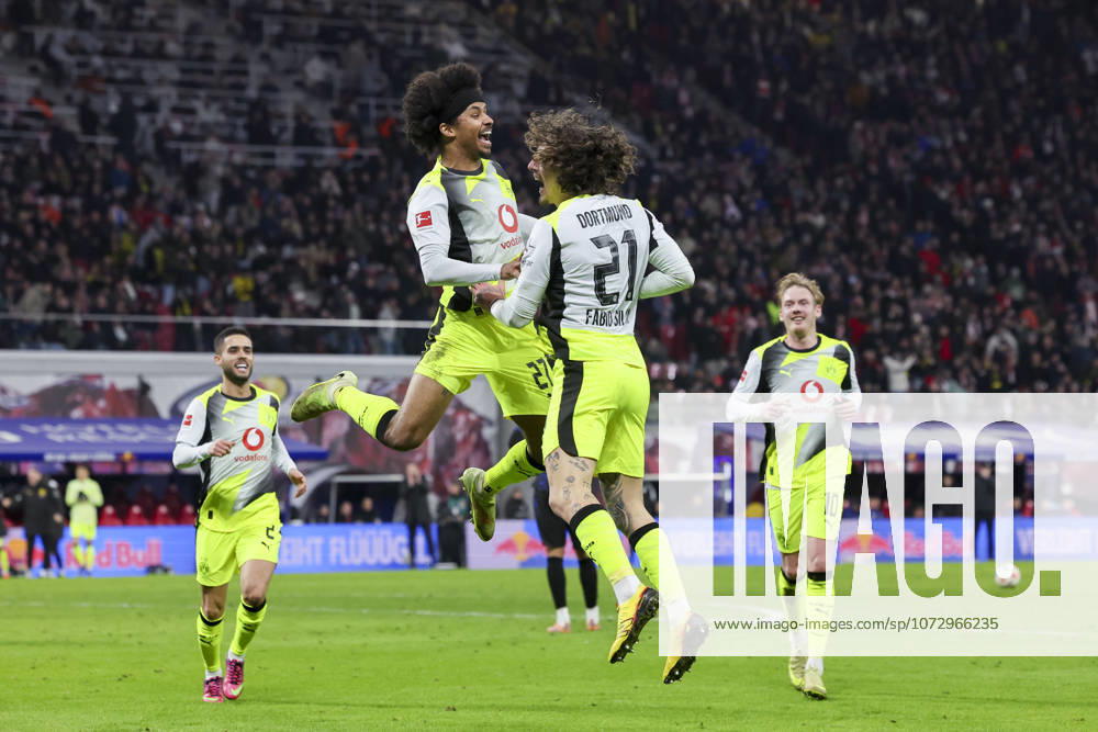 Fabio Silva (Borussia Dortmund) bejubelt seinen Treffer zum 2:2 mit Karim Adeyemi (Borussia Dortmund), Bundesliga, RB Leipzig v Borussia Dortmund, Red Bull Arena am 21. February 2026 in Leipzig, Deutschland. (Foto von Marco Steinbrenner DeFodi Images) Fabio Silva (Borussia Dortmund) celebrates after scoring his teams second goal with Karim Adeyemi (Borussia Dortmund), Bundesliga, RB Leipzig v Borussia Dortmund, Red Bull Arena, February 21, 2026 in Leipzig, Germany. (Photo by Marco Steinbrenner DeFodi Images) DFL regulations prohibit any use of photographs as image sequences and or quasi-video. -