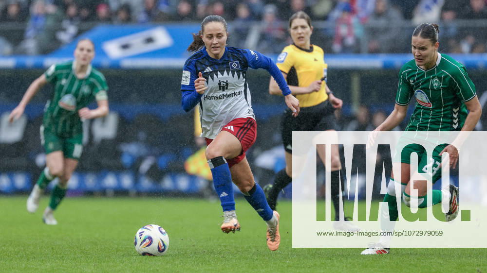 V.li.: Camilla Linberg (Hamburger SV, HSV, 47) und Hanna Nemeth (SV Werder Bremen, 23) im Zweikampf, Duell, Dynamik, Aktion, Action, Spielszene, DIE DFB-RICHTLINIEN UNTERSAGEN JEGLICHE NUTZUNG VON FOTOS ALS SEQUENZBILDER UND ODER VIDEOÄHNLICHE FOTOSTRECKEN. DFB REGULATIONS PROHIBIT ANY USE OF PHOTOGRAPHS AS IMAGE SEQUENCES AND OR QUASI-VIDEO., 21.02.2026, Hamburg (Deutschland), Fussball, Google Pixel Frauen-Bundesliga, Hamburger SV - SV Werder Bremen