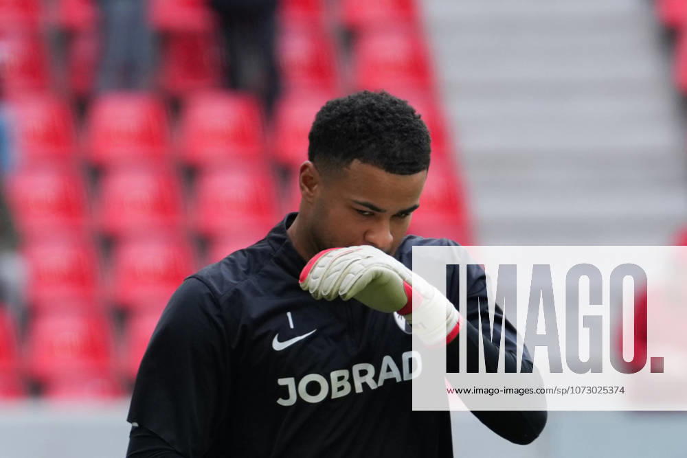 1. Bundesliga: SC Freiburg vs Borussia Mönchengladbach, 22.02.2026 Noah Atubolu (SC Freiburg, 1) beim aufwärmen 1. Bundesliga: SC Freiburg vs Borussia Mönchengladbach, Europa-Park-Stadion, 22.02.2026 DFB DFL REGULATIONS PROHIBIT ANY USE OF PHOTOGRAPHS AS IMAGE SEQUENCES AND OR QUASI-VIDEO.