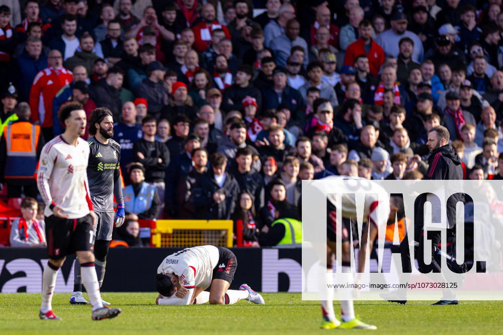 Football - FA Premier League - Nottingham Forest FC v Liverpool FC NOTTINGHAM, ENGLAND - Sunday, February 22, 2026: Liverpool s captain Virgil van Dijk lies Injured during the FA Premier League match between Nottingham Forest FC and Liverpool FC at the City Ground. (Photo by David Rawcliffe Propaganda) NOTTINGHAM City Ground NOTTINGHAMSHIRE ENGLAND