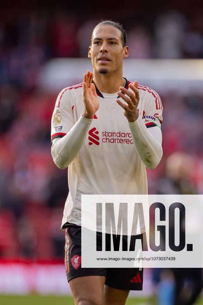 Football - FA Premier League - Nottingham Forest FC v Liverpool FC NOTTINGHAM, ENGLAND - Sunday, February 22, 2026: Liverpool s captain Virgil van Dijk applauds the travelling supporters after the FA Premier League match between Nottingham Forest FC and Liverpool FC at the City Ground. The game ended 0-1 (Photo by David Rawcliffe Propaganda) NOTTINGHAM City Ground NOTTINGHAMSHIRE ENGLAND