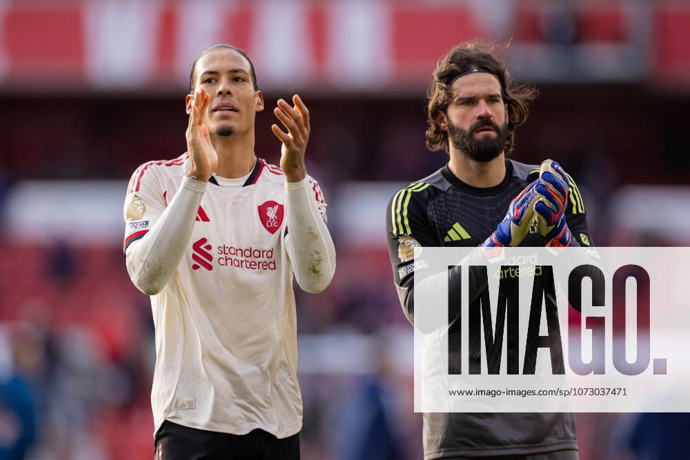 Football - FA Premier League - Nottingham Forest FC v Liverpool FC NOTTINGHAM, ENGLAND - Sunday, February 22, 2026: Liverpool s captain Virgil van Dijk and goalkeeper Alisson Becker (R) applauds the travelling supporters after the FA Premier League match between Nottingham Forest FC and Liverpool FC at the City Ground. The game ended 0-1 (Photo by David Rawcliffe Propaganda) NOTTINGHAM City Ground NOTTINGHAMSHIRE ENGLAND