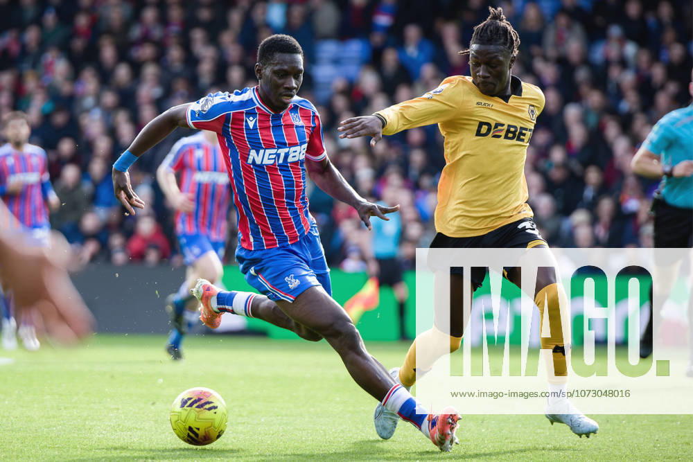 Ismaila Sarr of Crystal Palace and Mateus Mane of Wolverhampton Wanderers in action during the Premier League match between Crystal Palace and Wolverhampton Wanderers at Selhurst Park on February 22, 2026 in London, England. (Photo by Pedro Porru) SPO