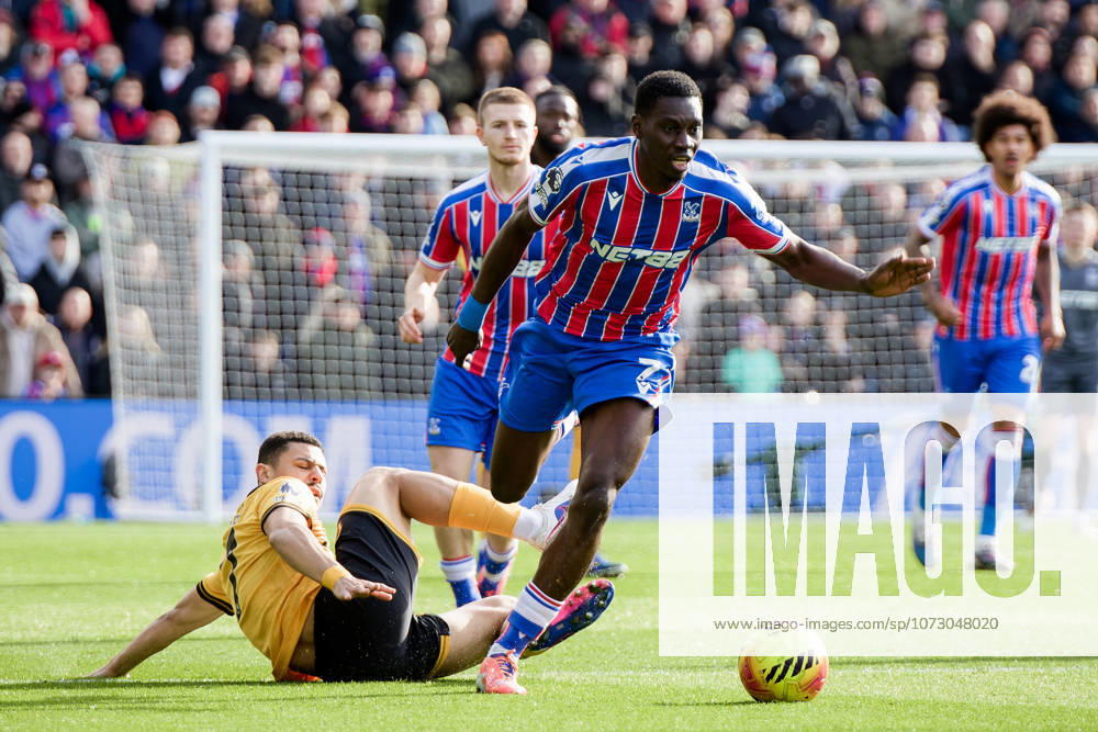 Ismaila Sarr of Crystal Palace and Andre of Wolverhampton Wanderers in action during the Premier League match between Crystal Palace and Wolverhampton Wanderers at Selhurst Park on February 22, 2026 in London, England. (Photo by Pedro Porru) SPO