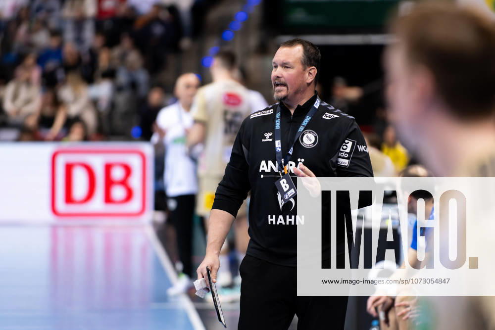 Misha Kaufmann, (TVB Stuttgart, Trainer Coach), beruhigt noch einmal TVB Stuttgart vs. TSV Hannover Burgdorf, DAIKIN Handballbundesliga, 22. Spieltag, Saison 2025 2026, 22.02.2026 Eibner-Pressefoto Andreas Ulmer TVB Stuttgart vs. TSV Hannover Burgdorf, DAIKIN Handballbundesliga, 22. Spieltag, Saison 2025 2026, 22.02.2026 Stuttgart