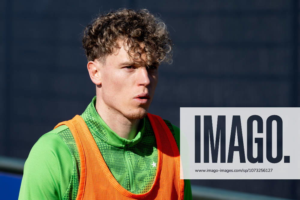 Robin Hack (Borussia Moenchengladbach, 25) auf dem Weg in die Kabine. Oeffentliches Training Borussia Moenchengladbach auf dem Trainingsgelaende am Borussia Park, 1. Bundesliga, Fussball, Saison 2025 2026, 25.02.2026 Training Borussia Moenchengladbach, 1. Bundesliga, Saison 2025 2026, 25.02.2026 Moenchengladbach