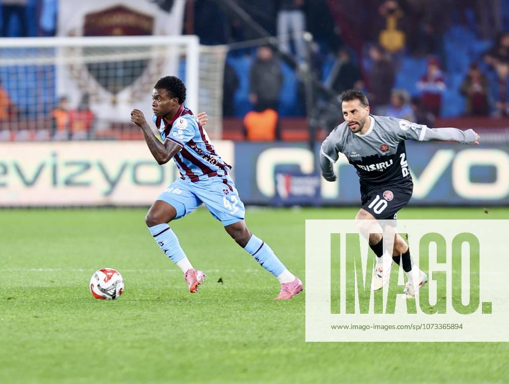 Trabzonspor v Misirli.com.tr Fatih Karagumruk - Turkish Super Lig TRABZON, TURKIYE - FEBRUARY 27: Oulai (L) of Trabzonspor in action against Daniele Verde of Fatih Karagumruk during Turkish Super Lig week 24 football match between Trabzonspor and Misirli.com.tr Fatih Karagumruk at Papara Park in Trabzon, Turkiye on February 27, 2026. Seyit Ahmet Eksik Anadolu Trabzon Turkey. Editorial use only. Please get in touch for any other usage.