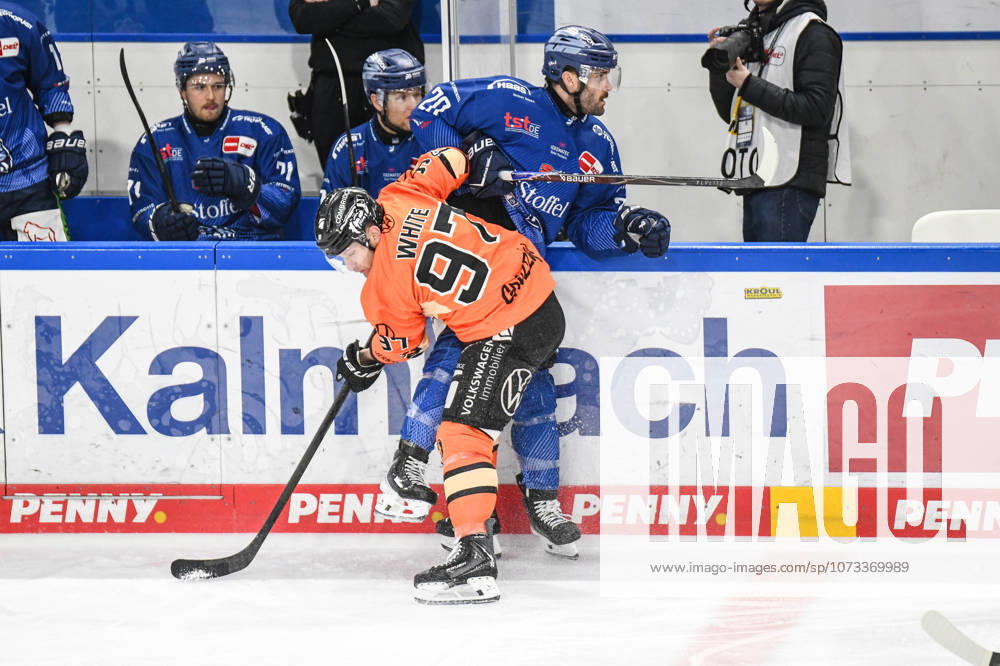 Straubing Tigers vs. Grizzlys Wolfsburg, Eishockey, Deutsche Eishockey Liga, Penny DEL, 46.Spieltag, Saison 2025 2026, 27.02.2026 Justin Scott (Straubing Tigers) an der Bande mit Matthew White (Grizzlys Wolfsburg), Eishockey Herren, Deutsche Eishockey Liga, Penny DEL, 46.Spieltag, Saison 2025 2026 am 27.02.2026 im Eisstadion am Pulverturm, Straubing Tigers (blau) gegen Grizzlys Wolfsburg (orange)