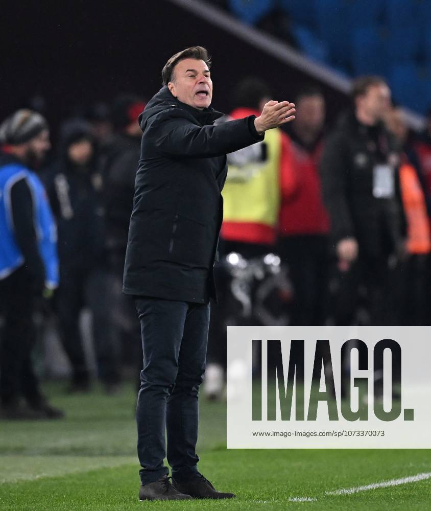 Trabzonspor v Misirli.com.tr Fatih Karagumruk - Turkish Super Lig TRABZON, TURKIYE - FEBRUARY 27: Head coach of Fatih Karagumruk Aleksandar Stanojevic gives tactical information during Turkish Super Lig week 24 football match between Trabzonspor and Misirli.com.tr Fatih Karagumruk at Papara Park in Trabzon, Turkiye on February 27, 2026. Hakan Burak Altunoz Anadolu Trabzon Turkey. Editorial use only. Please get in touch for any other usage.
