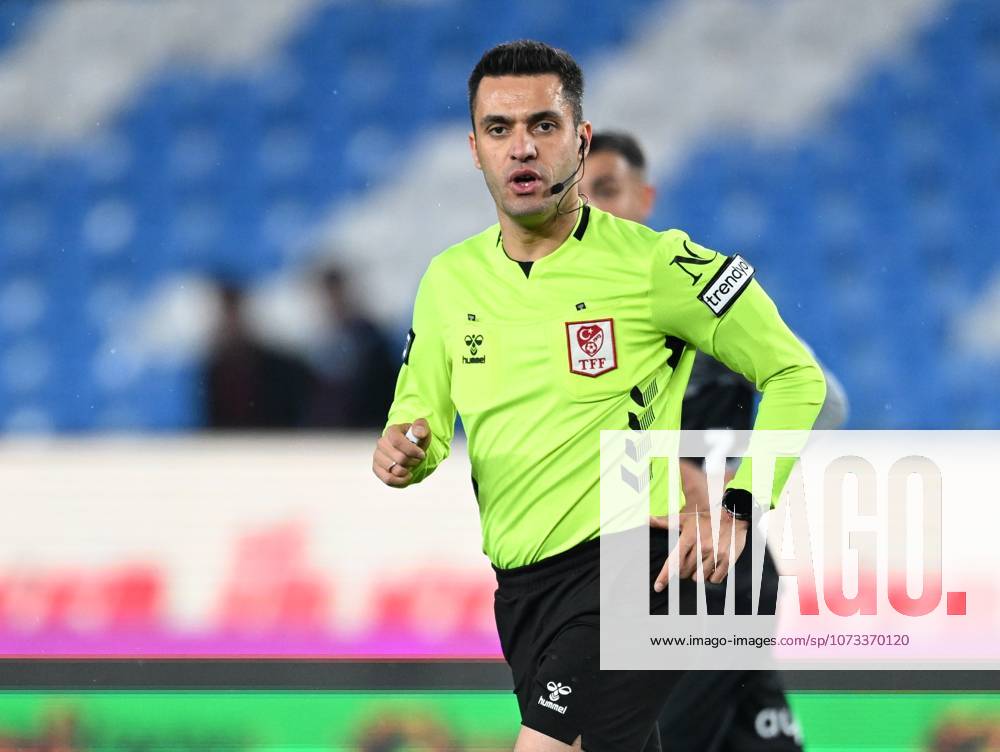 Trabzonspor v Misirli.com.tr Fatih Karagumruk - Turkish Super Lig TRABZON, TURKIYE - FEBRUARY 27: Referee Ali Yilmaz leads the Turkish Super Lig week 24 football match between Trabzonspor and Misirli.com.tr Fatih Karagumruk at Papara Park in Trabzon, Turkiye on February 27, 2026. Hakan Burak Altunoz Anadolu Trabzon Turkey. Editorial use only. Please get in touch for any other usage.