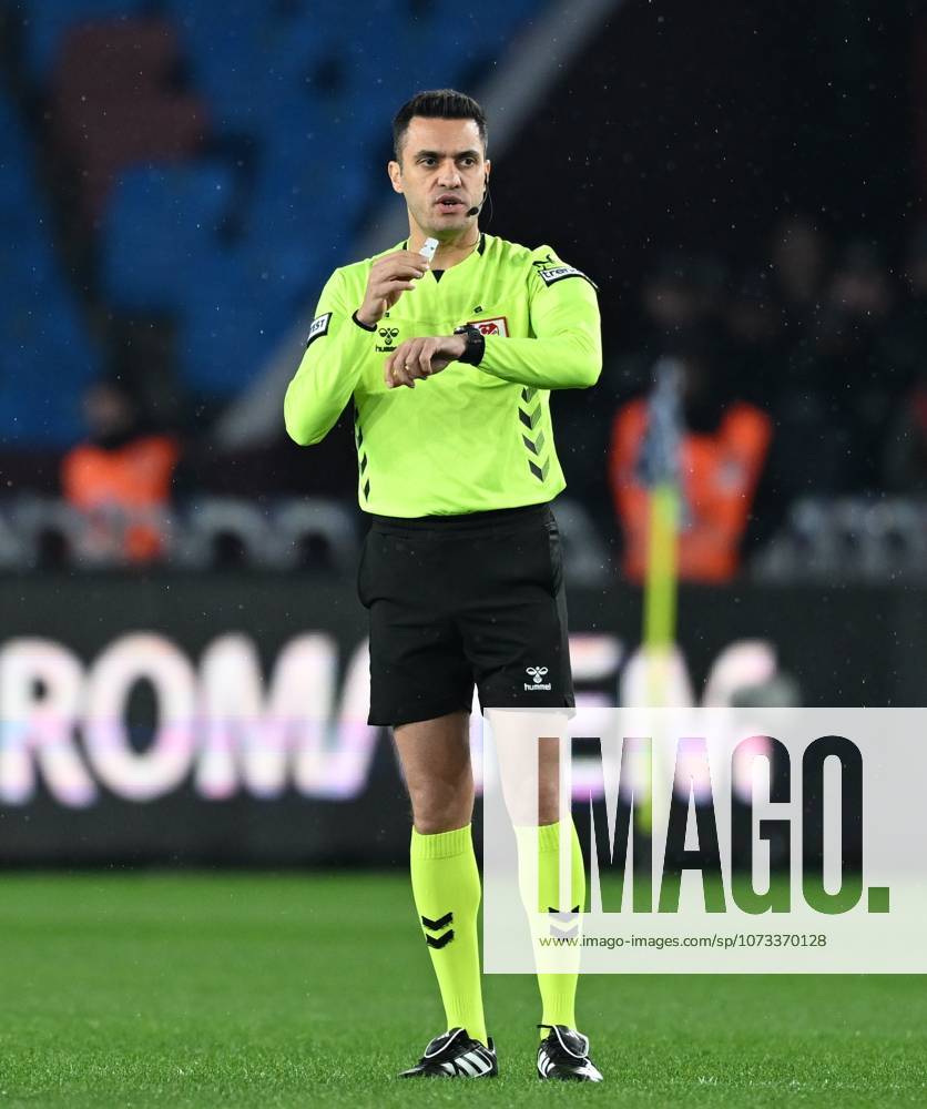 Trabzonspor v Misirli.com.tr Fatih Karagumruk - Turkish Super Lig TRABZON, TURKIYE - FEBRUARY 27: Referee Ali Yilmaz leads the Turkish Super Lig week 24 football match between Trabzonspor and Misirli.com.tr Fatih Karagumruk at Papara Park in Trabzon, Turkiye on February 27, 2026. Hakan Burak Altunoz Anadolu Trabzon Turkey. Editorial use only. Please get in touch for any other usage.