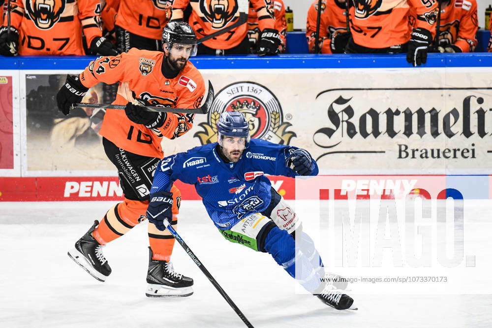 Straubing Tigers vs. Grizzlys Wolfsburg, Eishockey, Deutsche Eishockey Liga, Penny DEL, 46.Spieltag, Saison 2025 2026, 27.02.2026 Justin Scott (Straubing Tigers) mit Julian Melchiori (Grizzlys Wolfsburg), Eishockey Herren, Deutsche Eishockey Liga, Penny DEL, 46.Spieltag, Saison 2025 2026 am 27.02.2026 im Eisstadion am Pulverturm, Straubing Tigers (blau) gegen Grizzlys Wolfsburg (orange)