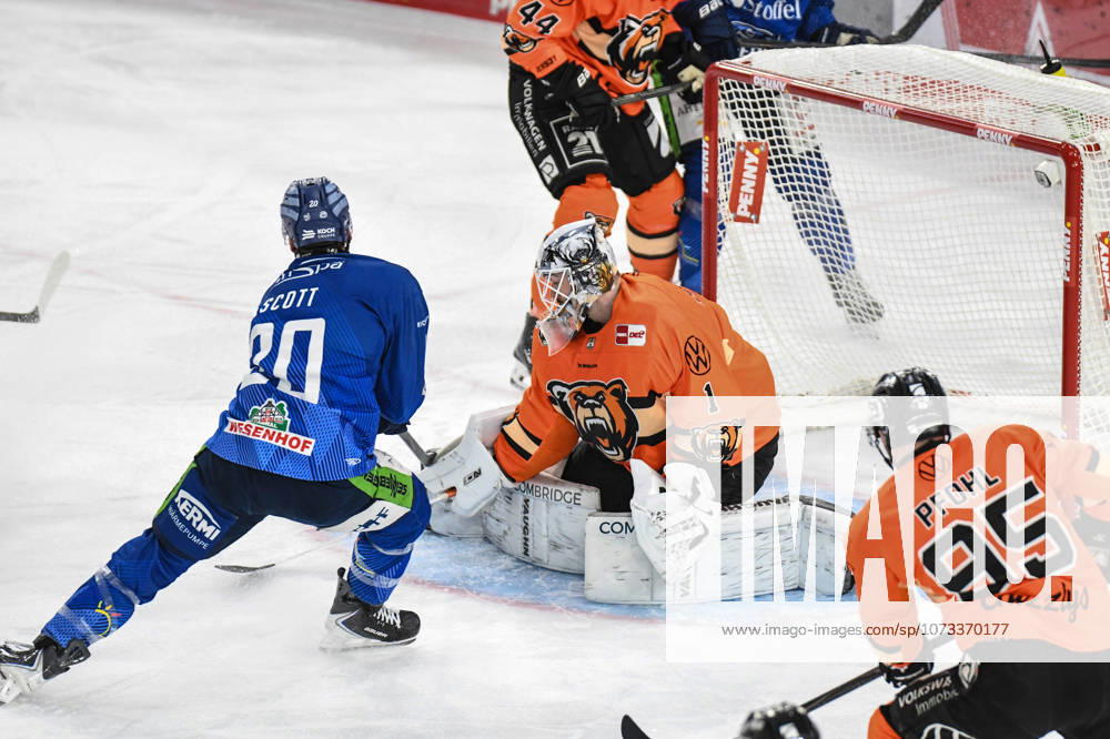 Straubing Tigers vs. Grizzlys Wolfsburg, Eishockey, Deutsche Eishockey Liga, Penny DEL, 46.Spieltag, Saison 2025 2026, 27.02.2026 Justin Scott (Straubing Tigers) vergibt den Treffer gegen Dustin Strahlmeier(Grizzlys Wolfsburg), Eishockey Herren, Deutsche Eishockey Liga, Penny DEL, 46.Spieltag, Saison 2025 2026 am 27.02.2026 im Eisstadion am Pulverturm, Straubing Tigers (blau) gegen Grizzlys Wolfsburg (orange)